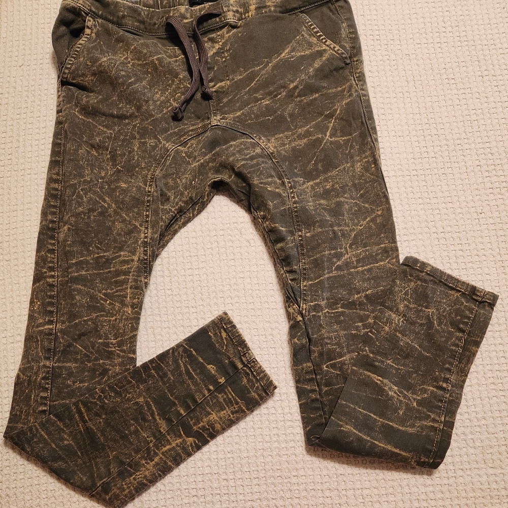 Refuel mens camo modern fit joggers. Size medium.